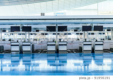 【イメージ素材】国際空港チェックインカウンター付近の風景 91956191