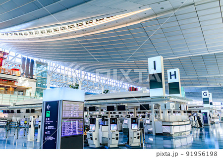 【イメージ素材】国際空港チェックインカウンター付近の風景 91956198