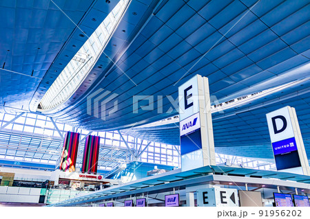 【イメージ素材】国際空港チェックインカウンター付近の風景 【イメージ素材】国際空港チェックインカウンター付近の風景 91956202