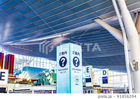 【イメージ素材】国際空港チェックインカウンター付近の風景 【イメージ素材】国際空港チェックインカウンター付近の風景 91956204