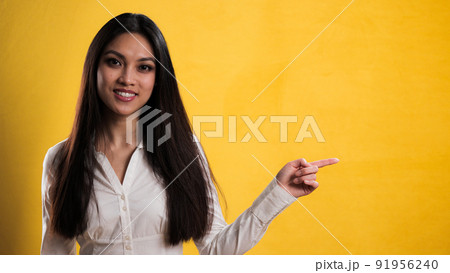 Young pretty woman points to something 91956240