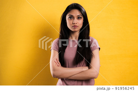 Confident young woman in close-up 91956245