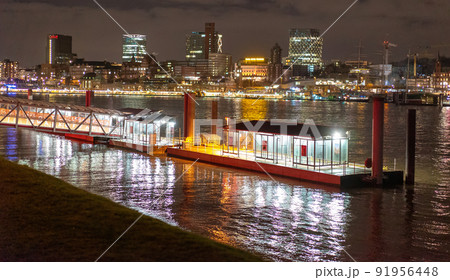 Harbour city district in Hamburg at night 91956448