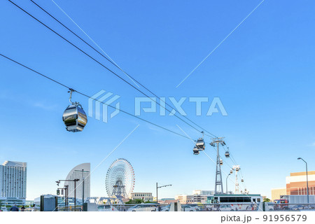 横浜の都市風景　ロープウェイと青空 91956579