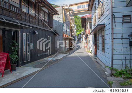 四万温泉　温泉街　落合通り　早朝の風景　　　 91956683