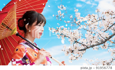 桜吹雪と和服の女性 桜吹雪と和服の女性 91956778