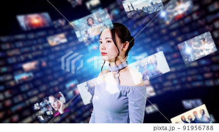 ホログラム画面を見る女性　バーチャルリアリティ　メタバース  91956788