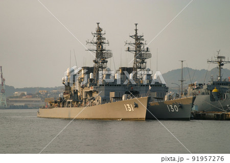 夕暮れ時の海上自衛隊護衛艦 91957276