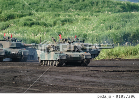 攻撃前進する陸上自衛隊の90式戦車小隊 91957296