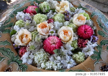 埼玉県川越市小ヶ谷町 川越水上公園となり瑶光山最明寺手水鉢のカラフルな花手水 埼玉県川越市小ヶ谷町 川越水上公園となり瑶光山最明寺手水鉢のカラフルな花手水 91957895