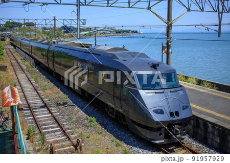 海の見える駅に停車する特急列車(JR九州 787系特急電車) 海の見える駅に停車する特急列車(JR九州 787系特急電車) 91957929