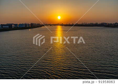 【東京の都市風景】多摩川スカイブリッジから見た日没 【東京の都市風景】多摩川スカイブリッジから見た日没 91958063