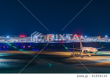 【東京の都市風景】羽田空港周辺の都市夜景（第3ターミナル） 91958130