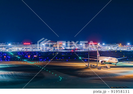 【東京の都市風景】羽田空港周辺の都市夜景（第3ターミナル） 91958131