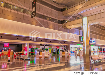 【東京の都市風景】羽田空港周辺の都市夜景（第1ターミナル） 91958168