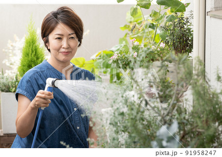 花の水やりをするミドル女性 花の水やりをするミドル女性 91958247