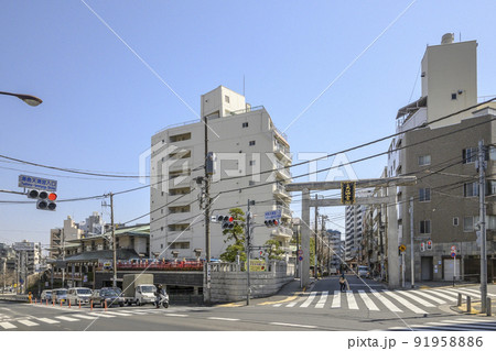 春日通り 湯島天神入口交差点と大鳥居 東京都文京区 春日通り 湯島天神入口交差点と大鳥居 東京都文京区 91958886