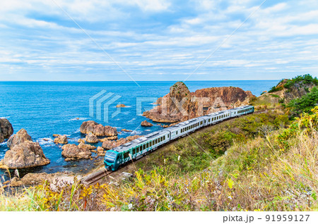 青森県 五能線 (深浦－広戸） ～行合崎の海岸線を走るリゾートしらかみ「橅編成」～ 91959127