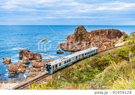 青森県 五能線 (深浦－広戸） ～行合崎の海岸線を走る普通列車～ 91959128