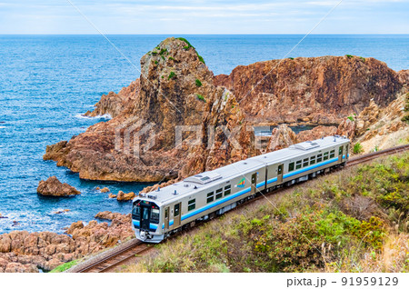 青森県 五能線 (深浦－広戸） ～行合崎の海岸線を走る普通列車～ 91959129