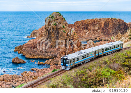 青森県 五能線 (深浦－広戸） ～行合崎の海岸線を走る普通列車～ 91959130