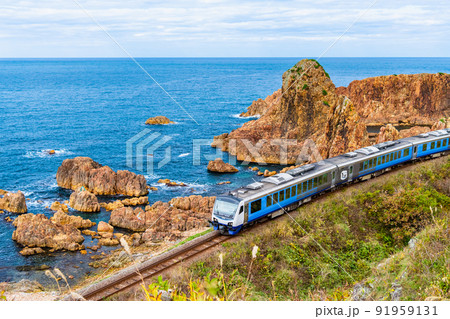 青森県 五能線 (深浦－広戸） ～行合崎の海岸線を走るリゾートしらかみ「青池編成」～ 91959131