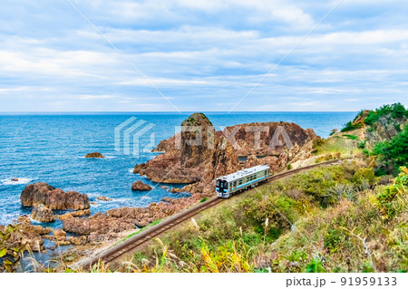 青森県 五能線 (深浦－広戸） ～行合崎の海岸線を走る普通列車～ 91959133