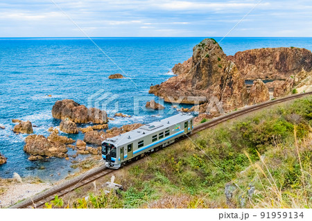 青森県 五能線 (深浦－広戸） ～行合崎の海岸線を走る普通列車～ 91959134