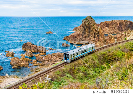 青森県 五能線 (深浦－広戸） ～行合崎の海岸線を徐行する 91959135