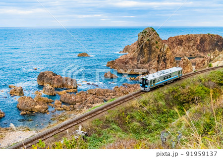 青森県 五能線 (深浦－広戸） ～行合崎の海岸線を走る普通列車～ 91959137