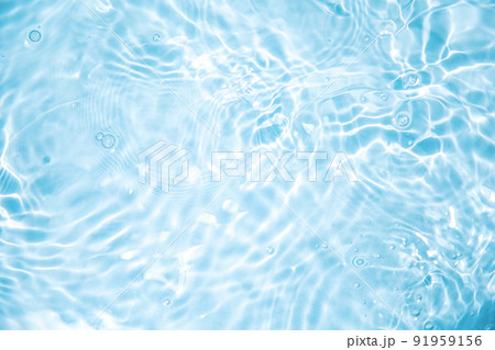 光を受けた水面のキラキラ 91959156