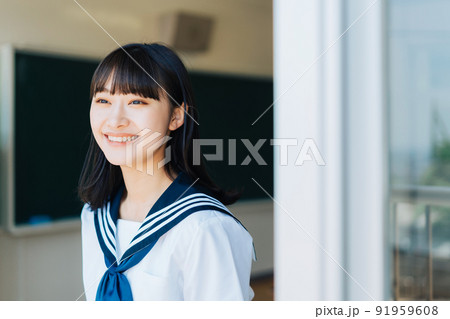 教室の窓から外を眺める女子高生 教室の窓から外を眺める女子高生 91959608