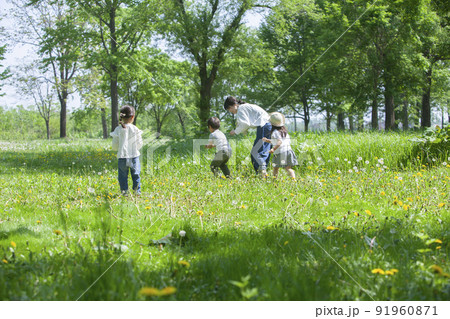 春の公園で遊ぶ子どもたち 91960871