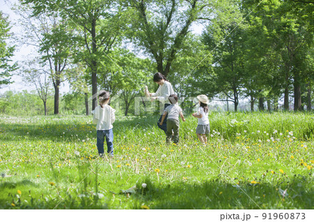 春の公園で遊ぶ子どもたち 91960873