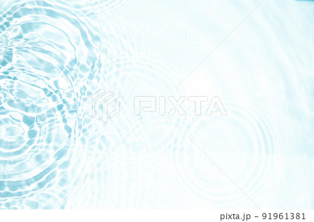水面に広がっていくキラキラした波紋 91961381