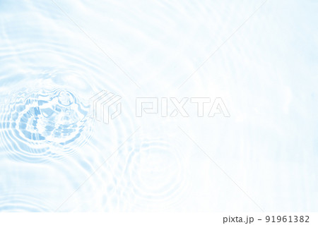水面に広がっていくキラキラした波紋 91961382