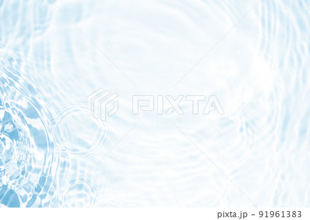 水面に広がっていくキラキラした波紋 91961383