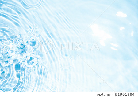 水面に広がっていくキラキラした波紋 水面に広がっていくキラキラした波紋 91961384