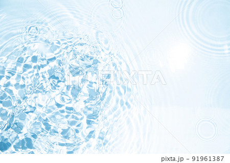 水面に広がっていくキラキラした波紋 91961387
