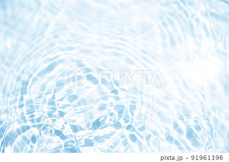 水面に広がっていくキラキラした波紋 水面に広がっていくキラキラした波紋 91961396