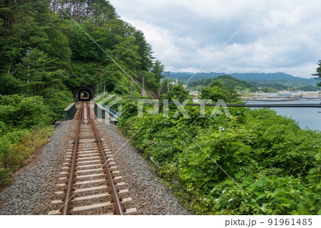 海岸近くを走るローカル線 91961485