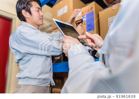 倉庫で在庫を確認する作業員のイメージカット 91961639