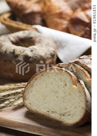 テーブルに並んだたくさんの種類のパン テーブルに並んだたくさんの種類のパン 91961855