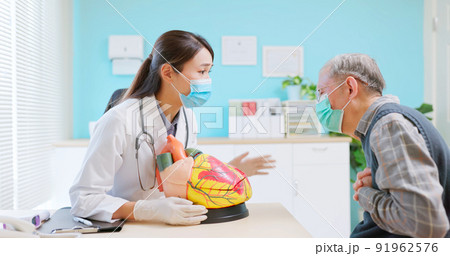 doctor explain heart model 91962576