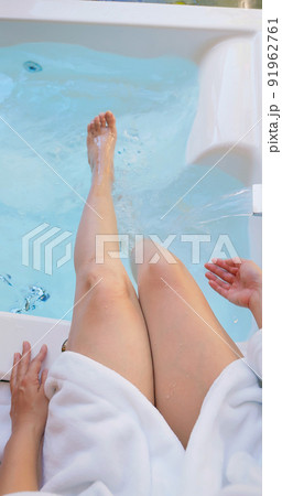 woman feet kicking water 91962761