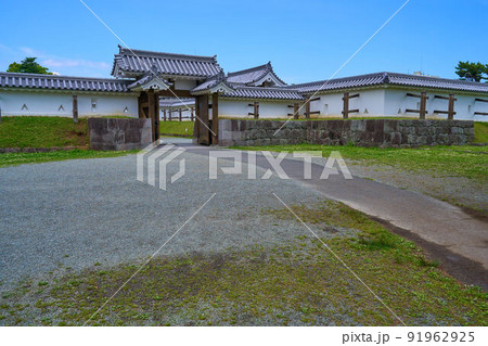 神奈川県小田原市の小田原城址公園の内冠木門を馬屋曲輪から見る 91962925