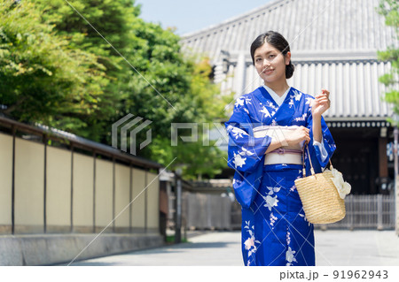 京都旅行を楽しむ着物の女性 91962943
