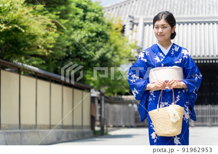京都旅行を楽しむ着物の女性 91962953
