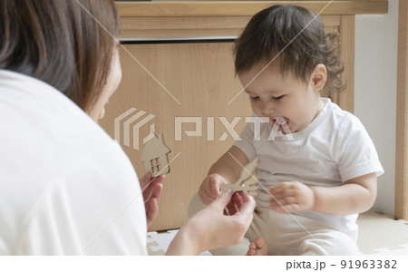 お母さんとおもちゃで遊ぶハーフの子供のイメージ お母さんとおもちゃで遊ぶハーフの子供のイメージ 91963382