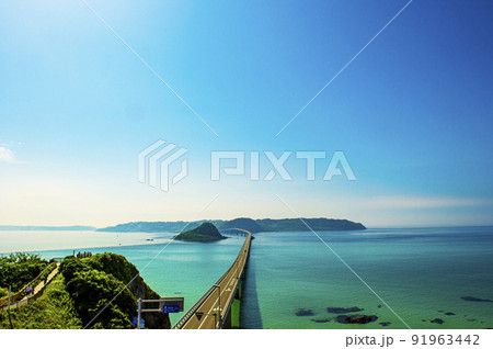 コバルトブルーの海を貫く美しい角島大橋 コバルトブルーの海を貫く美しい角島大橋 91963442